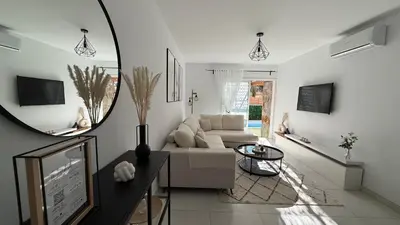 Una televisión o centro de entretenimiento en Palmview Private Pool