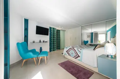 Una televisión o centro de entretenimiento en Grand Appartement Bungalow de Luxe avec Patio