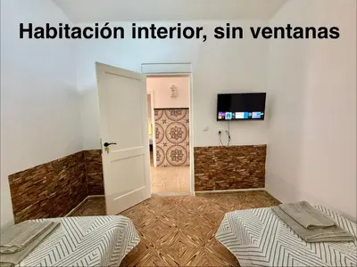 Una televisión o centro de entretenimiento en Rooms La Laja 3