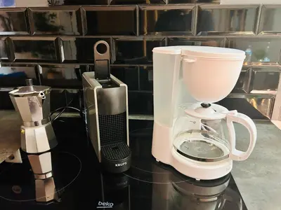 Utensilios para hacer té y café en Sea Breeze Arinaga Beach