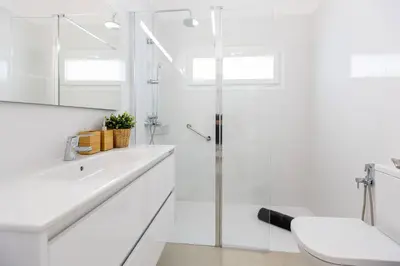 Un baño de Bungalow con piscina en Maspalomas LC1