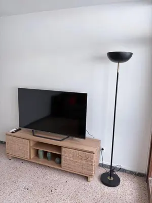 Una televisión o centro de entretenimiento en Cozy Apartment - Europa