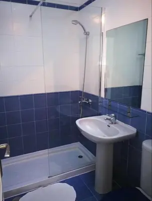 Un baño de DunaFlor Verde Holiday Bungalow