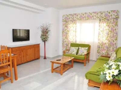 Una televisión o centro de entretenimiento en Holiday Home 1-Schlafzimmer-Superior-Apartment by Interhome