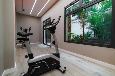 Gimnasio o instalaciones de fitness de Luxury apartment & gimnasio & playa Canteras D5D