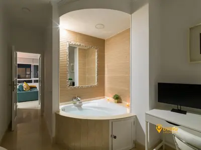 Un baño de Living Las Canteras Homes - Beachside Spa Parking