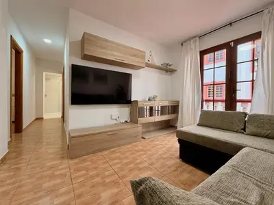 Una televisión o centro de entretenimiento en Click&Guest - Seaside Serenity House