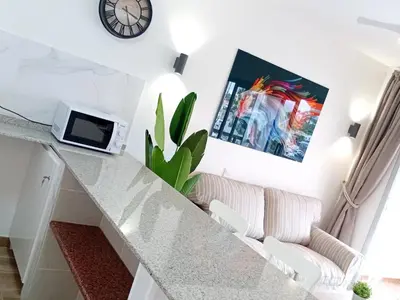 Una televisión o centro de entretenimiento en Apartamentos Los Juncos, Pool and Yumbo