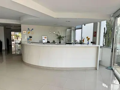 El vestíbulo o zona de recepción de Tropical Terraza a la Piscina