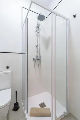 Un baño de Beachside Groundfloor Apartment Las Canteras Shared Rooftop