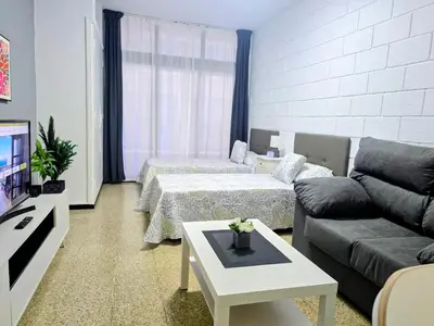 Una televisión o centro de entretenimiento en VV Claramar Playa 1B 