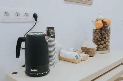 Utensilios para hacer té y café en TeXeda Room Suites 4