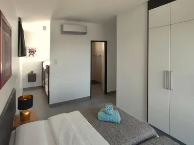 Cama o camas de una habitación en Holiday Home Atemberaubende Villa mit passender Aussicht by Interhome