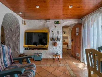 Una televisión o centro de entretenimiento en Holiday Home Höhlenhaus der Stille by Interhome