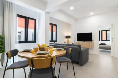 Una televisión o centro de entretenimiento en Bright Apt for 4 Las Canteras - Shared Terrace