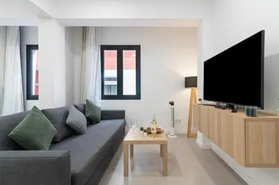 Una televisión o centro de entretenimiento en Bright Apt for 4 Las Canteras - Shared Terrace