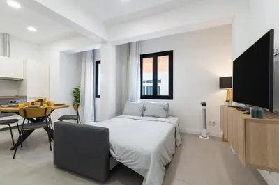 Una televisión o centro de entretenimiento en Bright Apt for 4 Las Canteras - Shared Terrace