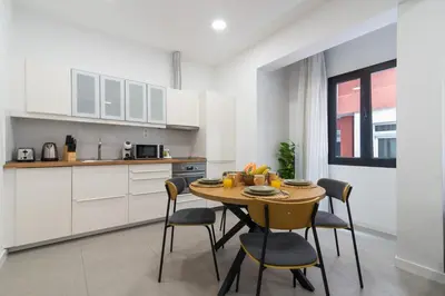 Una cocina o zona de cocina en Bright Apt for 4 Las Canteras - Shared Terrace