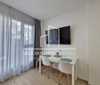 Una televisión o centro de entretenimiento en Elegance Canteras Suite