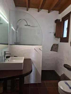 Un baño de CASA RURAL CON PISCINA PRIVADA El ROBLE