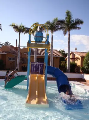 Piscina en o cerca de Bungalows Parque Bali con AIRE ACONDICIONADO