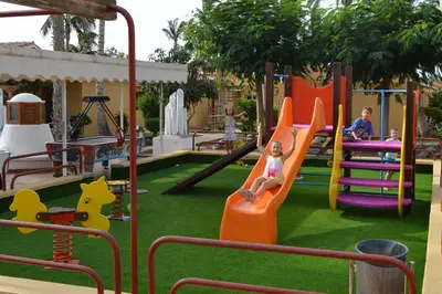 Zona de juegos infantil en Bungalows Parque Bali con AIRE ACONDICIONADO