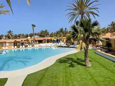 Piscina en o cerca de Bungalows Parque Bali con AIRE ACONDICIONADO