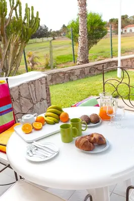 Comida en o cerca de este apartahotel