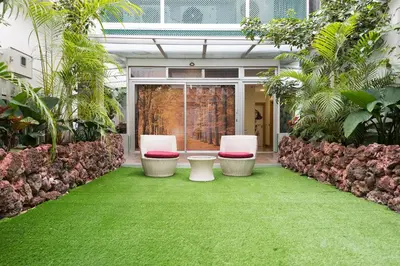 Jardín al aire libre en Suites Garden Loft Dalí
