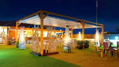 Un restaurante o sitio para comer en FBC Fortuny Resort - Adults Only