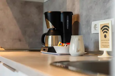 Utensilios para hacer té y café en Bungalows Doña Rosa