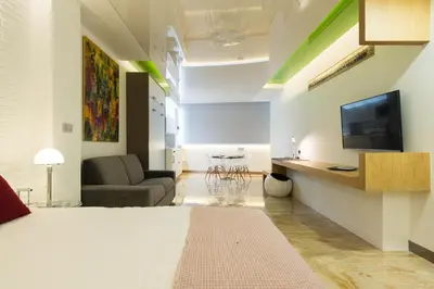 Una televisión o centro de entretenimiento en Suites Garden Loft Kandinsky