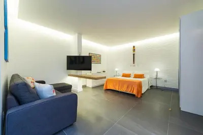 Una televisión o centro de entretenimiento en Suites Garden Loft Miro