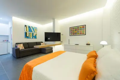 Una televisión o centro de entretenimiento en Suites Garden Loft Miro