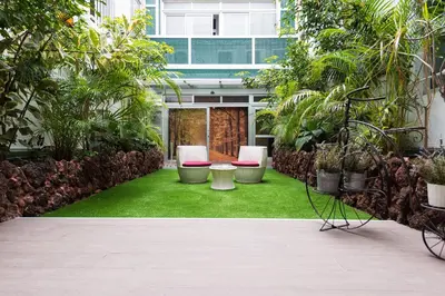 Jardín al aire libre en Suites Garden Loft Roy Lichtenstein