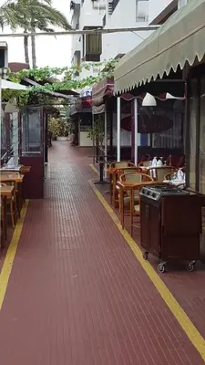 Un restaurante o sitio para comer en Stylish Apartment