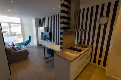 Una televisión o centro de entretenimiento en Virginia's Dream Panoramic Sea View Loft