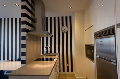 Una cocina o zona de cocina en Virginia's Dream Panoramic Sea View Loft
