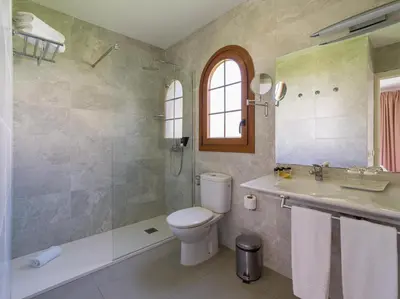 Un baño de eó Suite Hotel Jardin Dorado