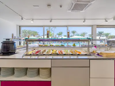 Comida en o cerca de este hotel