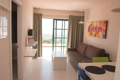 Una televisión o centro de entretenimiento en Apartamentos Babalu