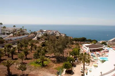 Vista general del mar o vista desde el apartahotel