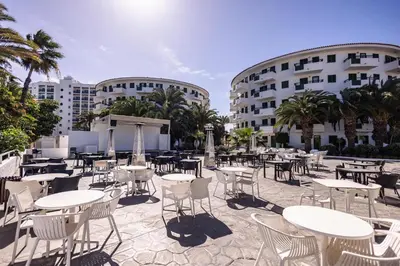Un restaurante o sitio para comer en Servatur Playa Bonita