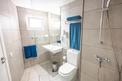 Un baño de Servatur Playa Bonita