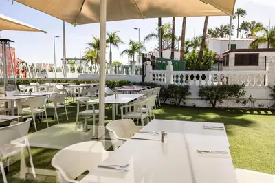 Un restaurante o sitio para comer en Servatur Playa Bonita