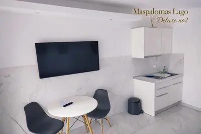 Una televisión o centro de entretenimiento en Maspalomas Lago Canary Sunset