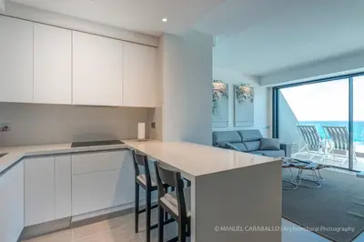 Una cocina o zona de cocina en Penthouse Over The Sea