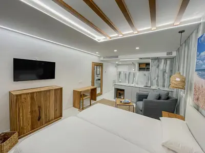 Una televisión o centro de entretenimiento en Gran Marina Suites