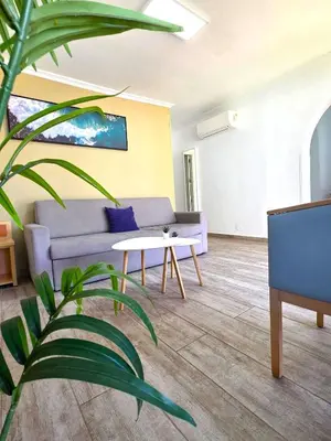 Una televisión o centro de entretenimiento en Bungalows Teresa