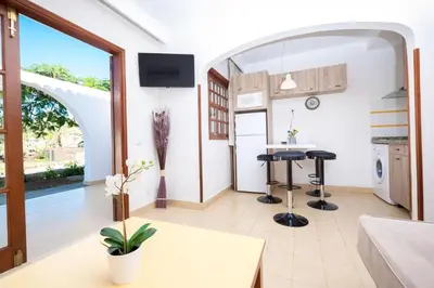Una televisión o centro de entretenimiento en Sunny Bungalows Parque Golf in Maspalomas